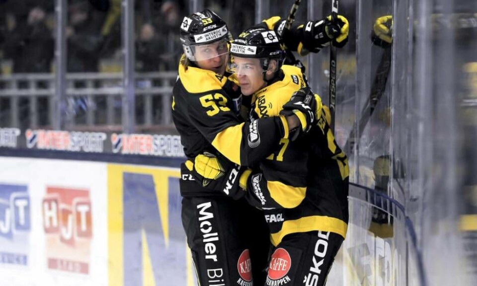 Sebastian Benker jublar efter sitt drömmål mot Oskarshamn Foto: Stefan Lindgren×1 / 2Visa bildtextBild 1 av 2