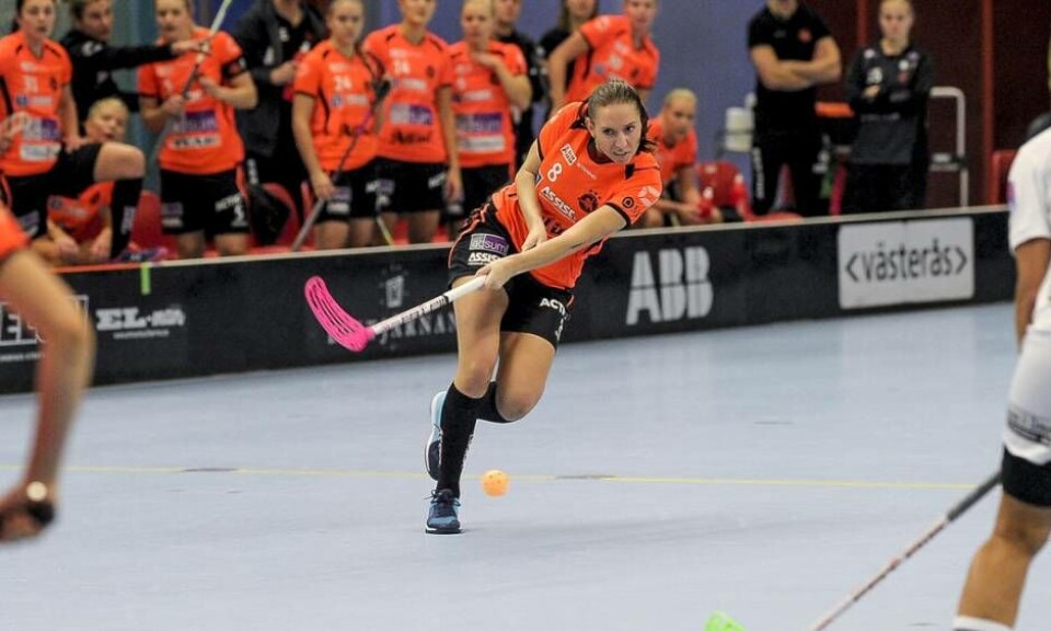 Karin Nygren testar skott från distans. Foto: Stefan Lindgren