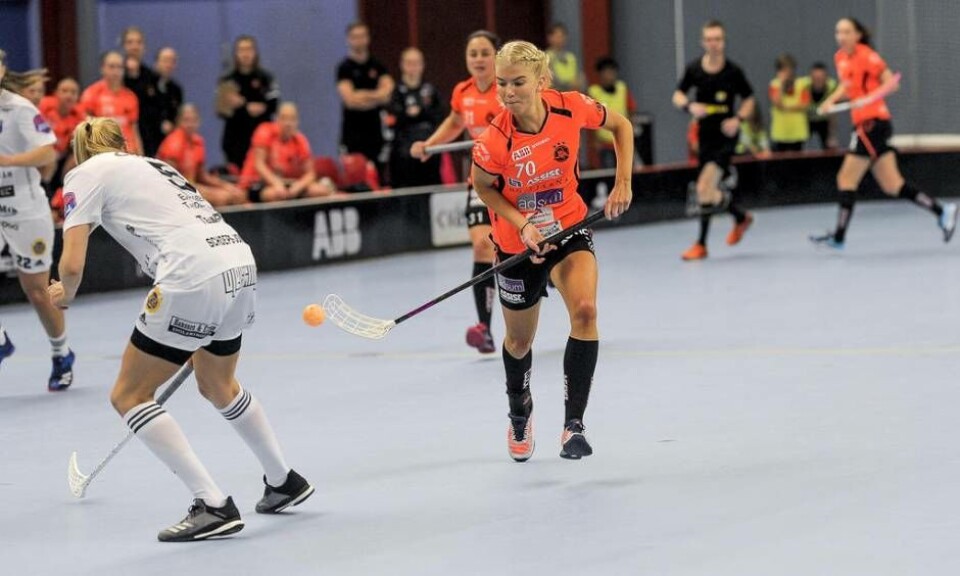Jonna Sjöberg är precis på språng att göra 1–0 till Rönnby. Foto: Stefan Lindgren