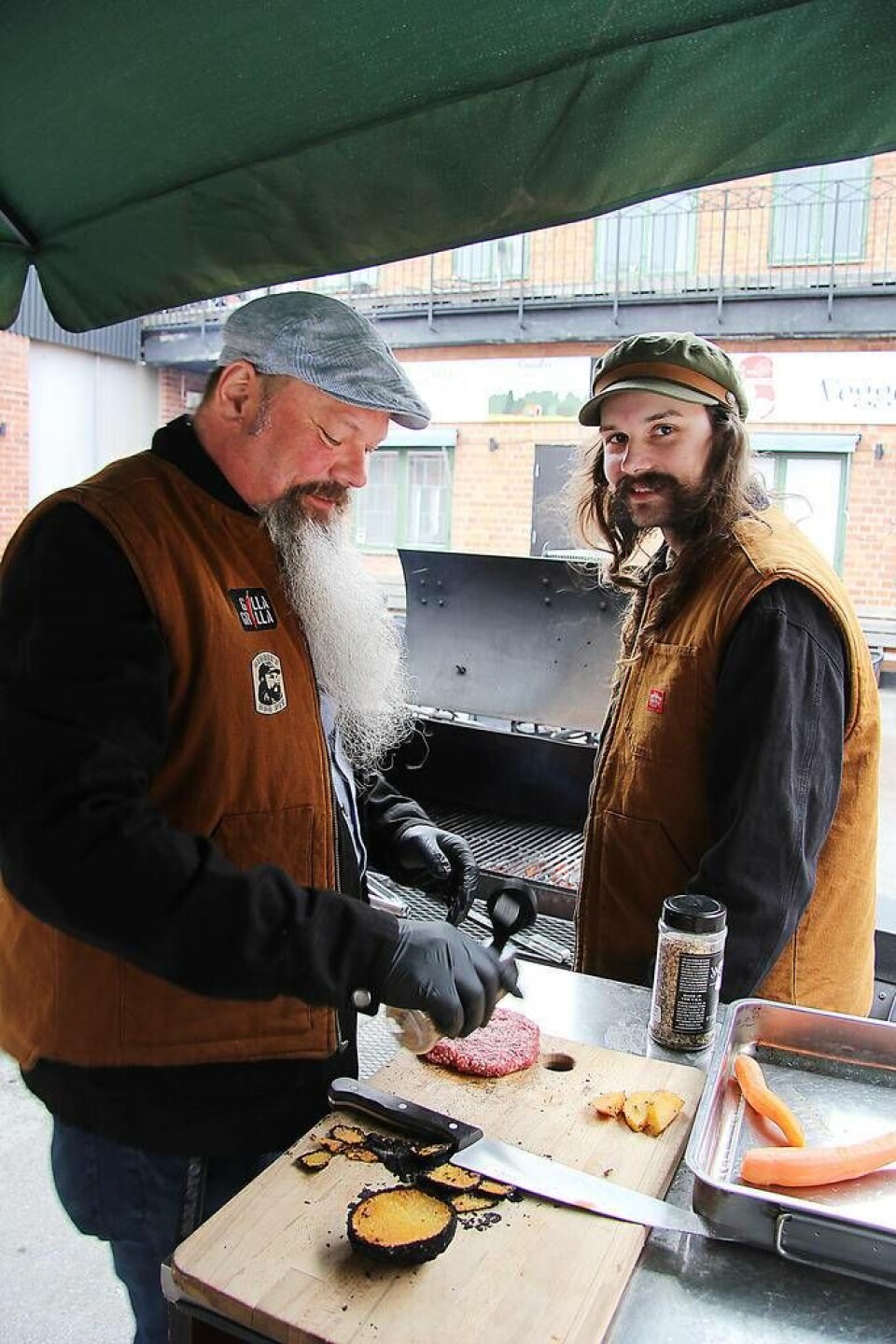 Grillmästare. Rojne och Didrik Eriksson. Här förbereds nötköttet för grillen. Foto: Helena Andersson×1 / 5Visa bildtextBild 1 av 5