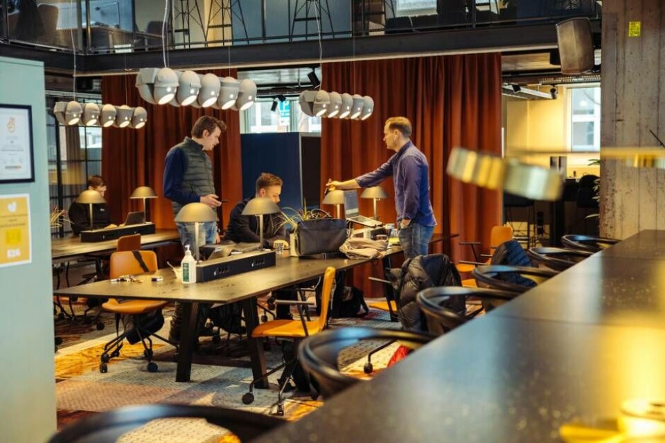 Plats för nätverkande. Vid arbetsstationerna kan personer från flera företag jobba tillsammans sida vid sida. Foto: avigphoto.se