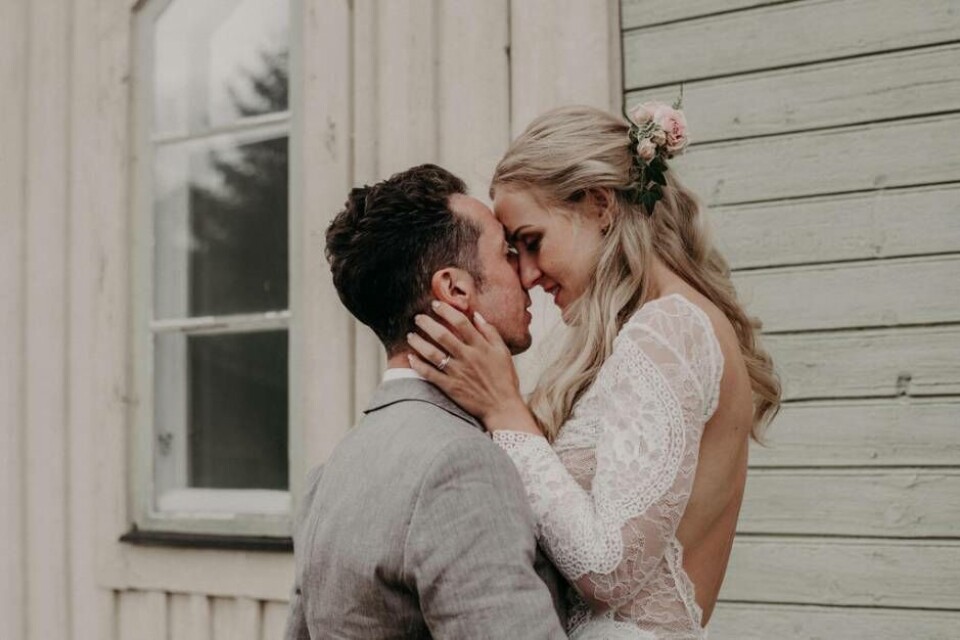 Kärleksfullt par som har blivit fotograferade av Linda Eliasson. Foto: Linda Eliasson