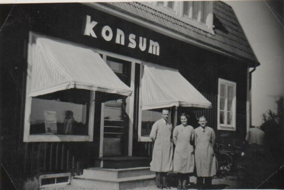 Konsum. Filip Larsson/Lanemark, Ingeborg Granberg och Ingvar Eriksson utanför Bergs Konsum.