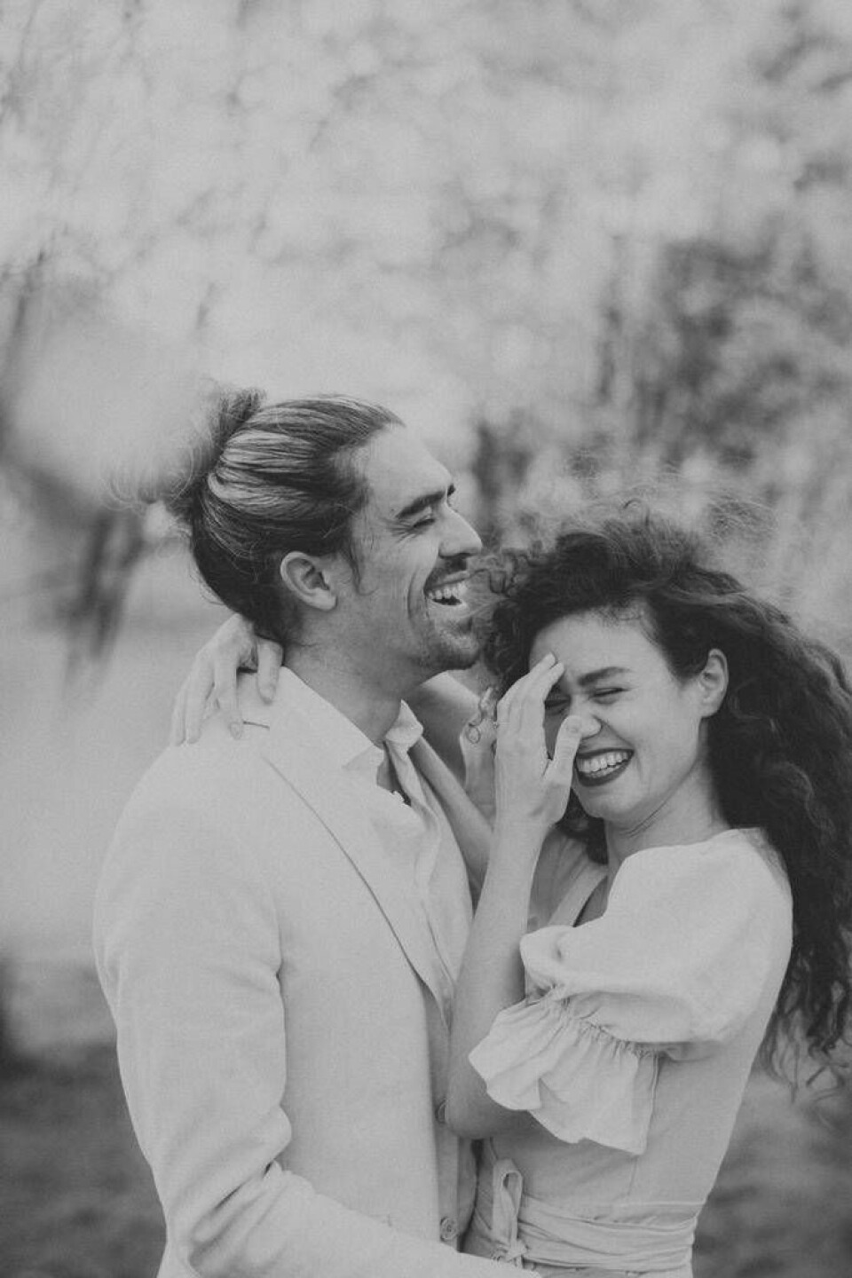 Linda har bröllopspar i fokus – nu prisas hon för sina bilder