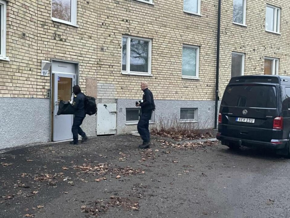 Polisens tekniker på väg i trappuppgången. Foto: JONAS EDBERG