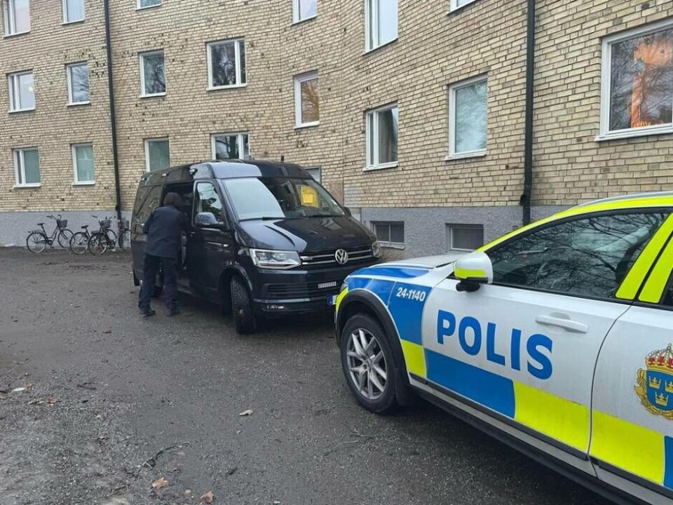 Polis plats vid bostaden där mannen i 35-årsåldern hittades avliden. Foto: JONAS EDBERG