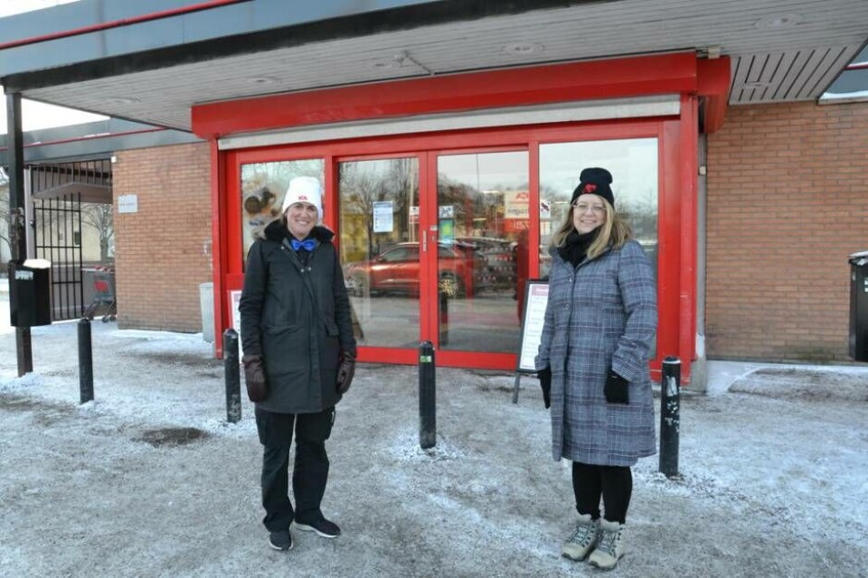 Cecilia Stanell, handlare och vd för ICA Supermarket Sjöhagen och Vicki Skure-Eriksson (C), ordförande i nämnden för idrott, fritid och förebyggande. Foto: Helena Andersson