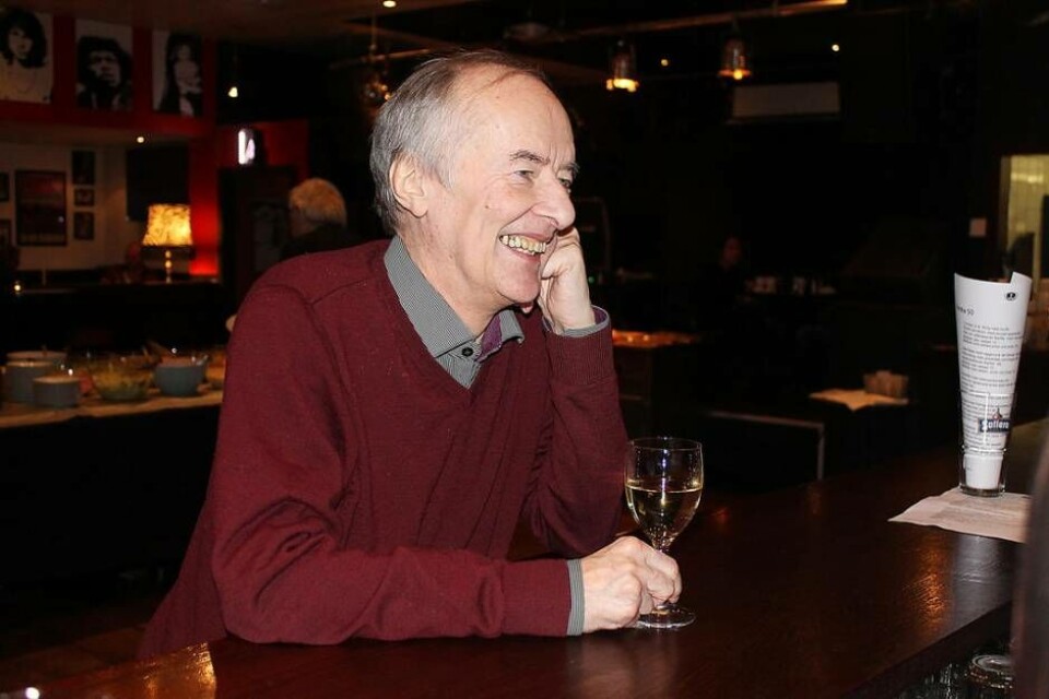 Prisas. Kjell Höglund tilldeles titeln Hederskrumelur. I motiveringen skriver Krumelursällskapet att 'hans små mästerverk av klurigheter, skarpa samtidsreflektioner och mustiga vardagsberättelser har få motsvarigheter – och han omges dessutom av en mystik som bidragit till att han är något av en levande legend'. Foto: Lasse Olsson