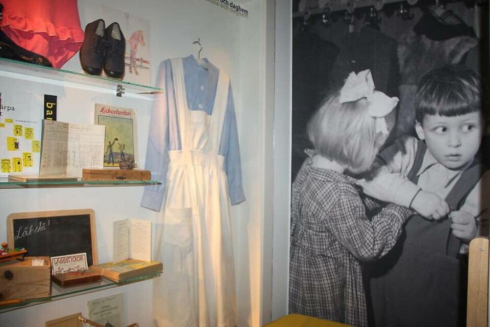 FÖRKLÄDE MED HISTORIA. Barnsköterskeuniform som använts vid Utanby förskola i Västerås fram till i början av 1960-talet. En uniform som inte bara användes inomhus utan även ute i sandlådan. Förklädet har tillhört Edith Lundgren som arbetade där. – Det hade varit så spännande att ha hennes berättelse också, säger Susanne Cassé. Foto: Sofie Tejre
