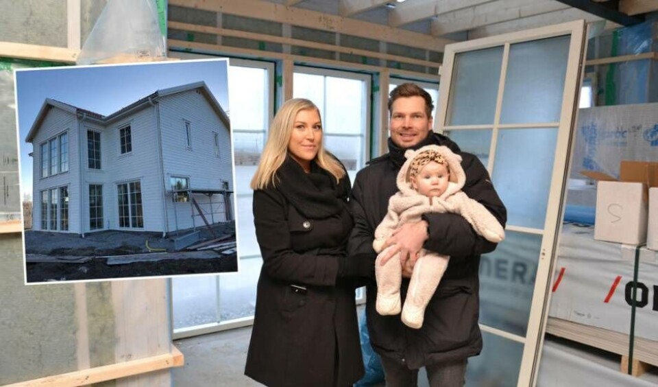 Emelie och Tobias med dottern Minell väntar med spänning på att flytta in på Skästa byväg. Foto: Helena Andersson