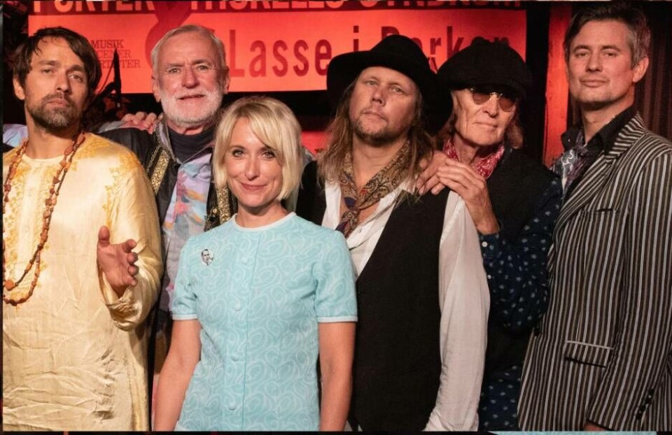 Spelar på lördag. Grand Old Softies tillsammans med 'Sveriges John Lennon”, från vänster Peter Morén, Hans Ekman, Annika Melin, Per Bergkvist, Olle Nilsson och Jonas Thorell. Foto: Privat