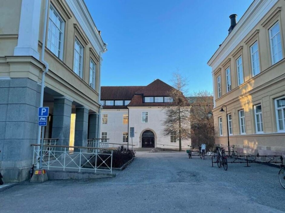 Rudbeckianska gymnasiets skolgård var öde under timmarna efter rånet där två beväpnade och maskerade personer tog sig in på en lektion och tvingade till sig elevernas datorer. Foto: Jonas Edberg