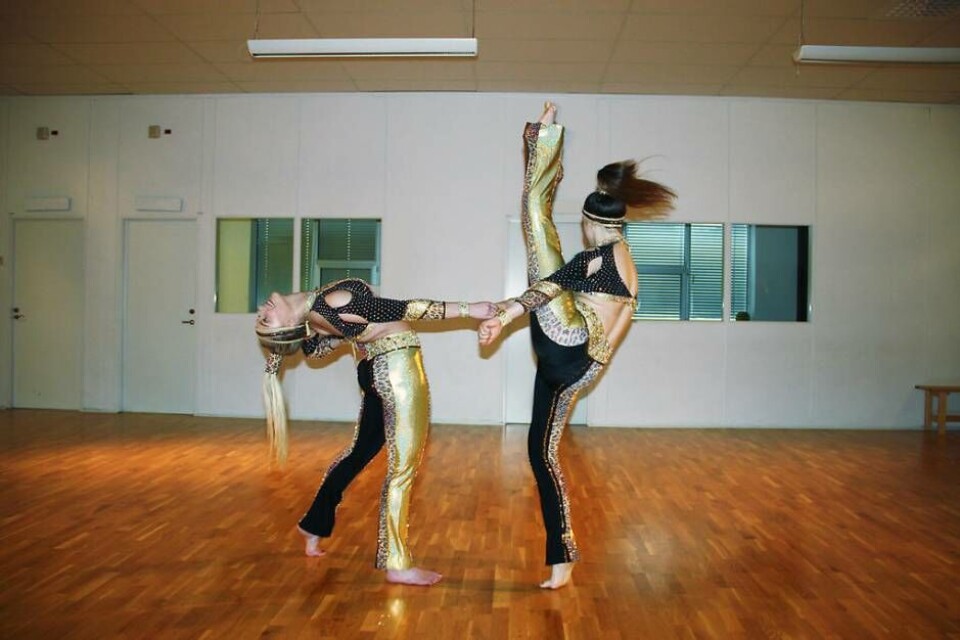 Tilda Brodin och Ida Stien kommer att tävla i dans-SM för Västerås danscenter. Foto: Sofie Tejre