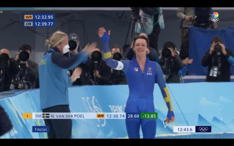 Nils van der Poel har precis slagit världsrekord på 10 000 meter i OS. Det sista paret hade ingen möjlighet att hota svensken som därmed vann sitt andra OS-guld. Foto: Discovery+