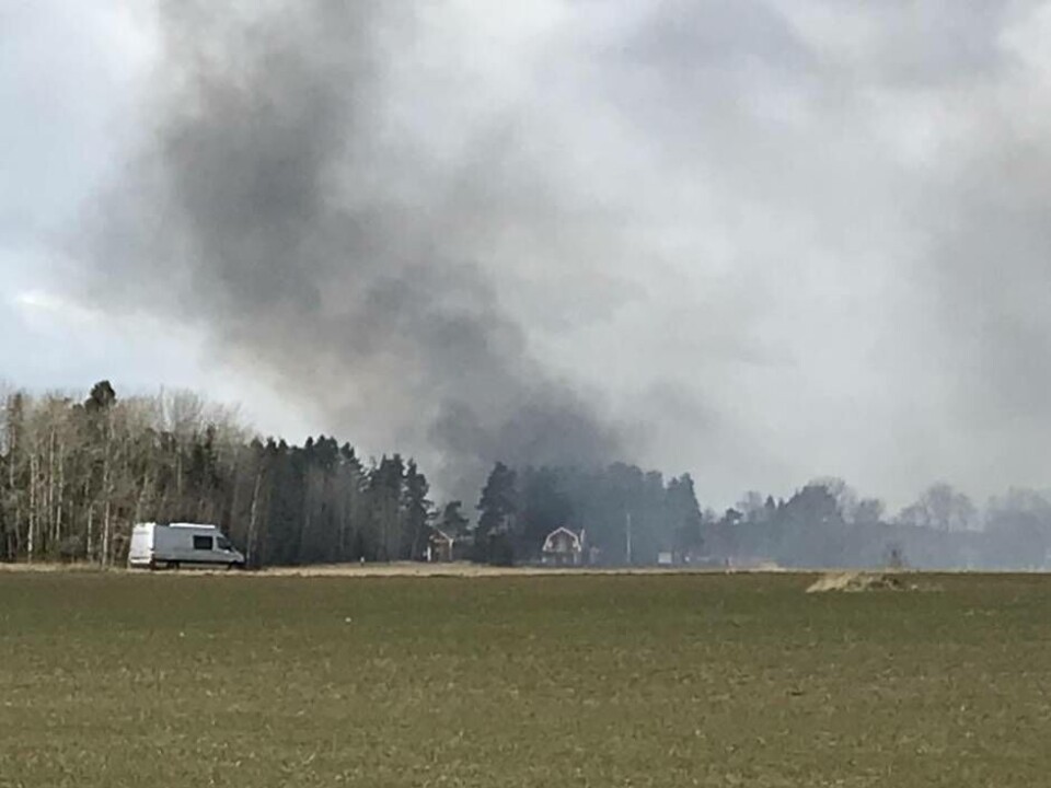 Branden i gården i Väsby bröt ut vid 11-tiden på måndagen. Foto: Magnus Eriksson