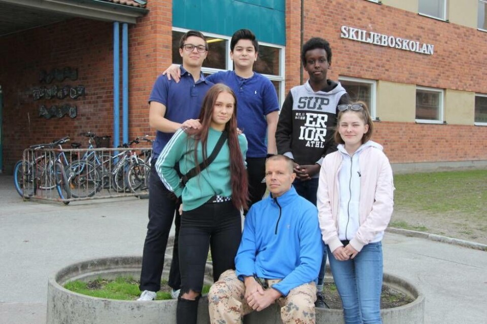 Vill ha kvar sin favoritlärare. Skiljeboeleverna Arian Twana, Amir Alsimery, Ayub Omar, Zaga Forsman Kensert, Tindra Stiglen kämpar för att få behålla sin lärare Patrik Cavallini (närmast). Foto: Helena Andersson
