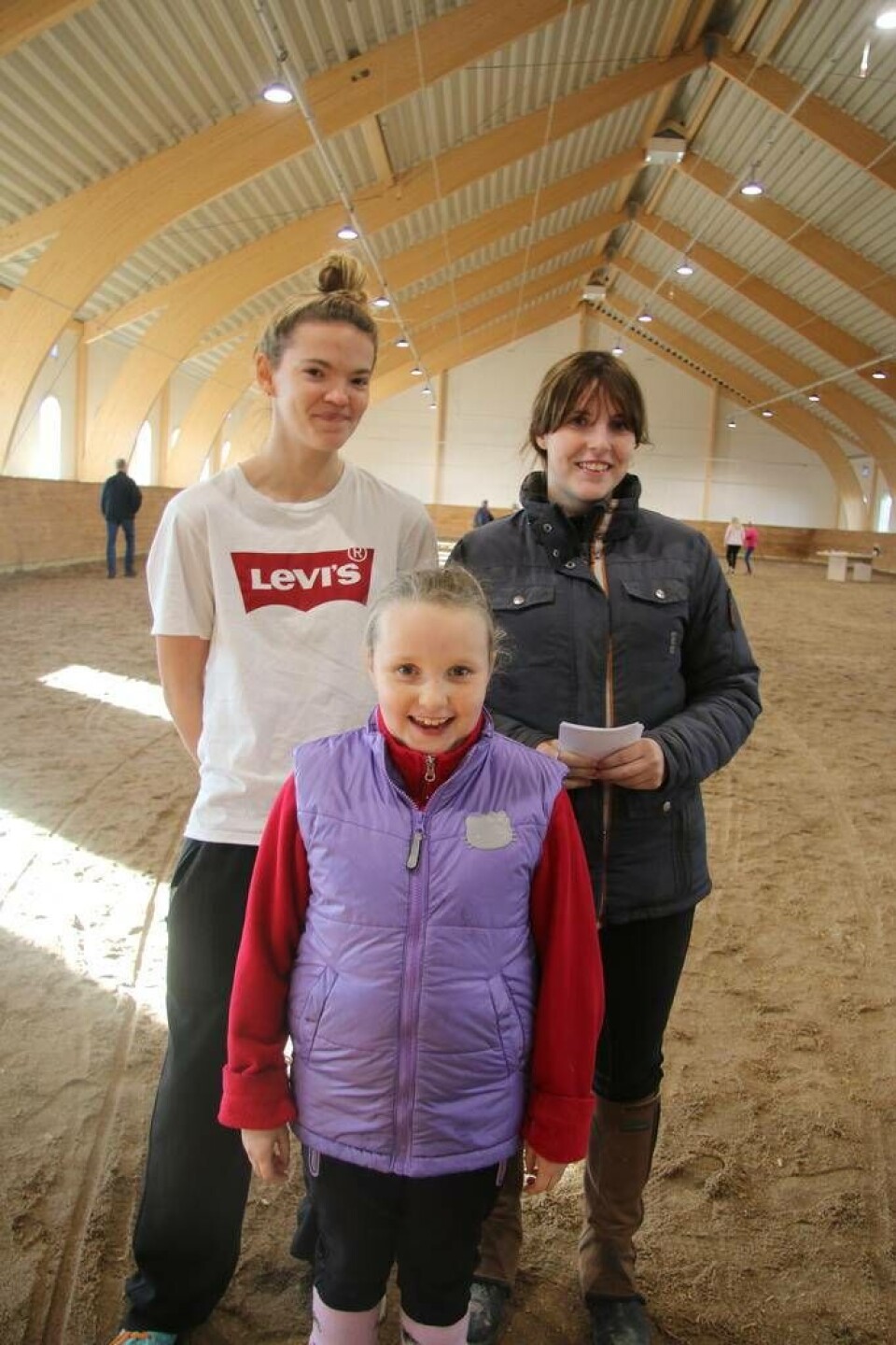 Ridskoleeleverna Linnea Sommerhall, Tova Hedberg och Moa Hedberg glädjs åt Hallsta Ridklubbs nya anläggning. – Här blir allt bättre, säger de.