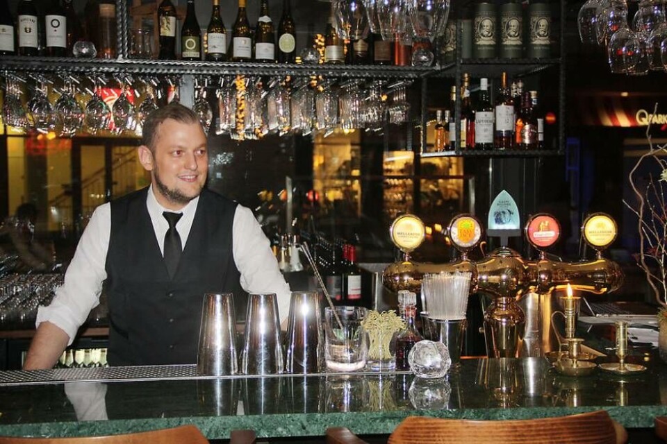 Baren är en nyhet som inte funnits där tidigare. Den kallas kort och gott 'Simons bar', och på bilden ser ni Simon Karlsson som bossar över den. Foto: Sofie Tejre Baren är en nyhet som inte funnits där tidigare. Den kallas kort och gott 'Simons bar', och på bilden ser ni Simon Karlsson som bossar över den. Foto: Sofie Tejre