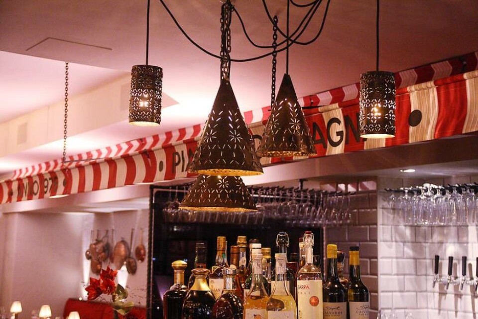 Originaldetaljer sparade. Lamporna är från de tidiga åren, men har nu renoverats och satts ihop till en lampa. Foto: Sofie Tejre Originaldetaljer sparade. Lamporna är från de tidiga åren, men har nu renoverats och satts ihop till en lampa. Foto: Sofie Tejre
