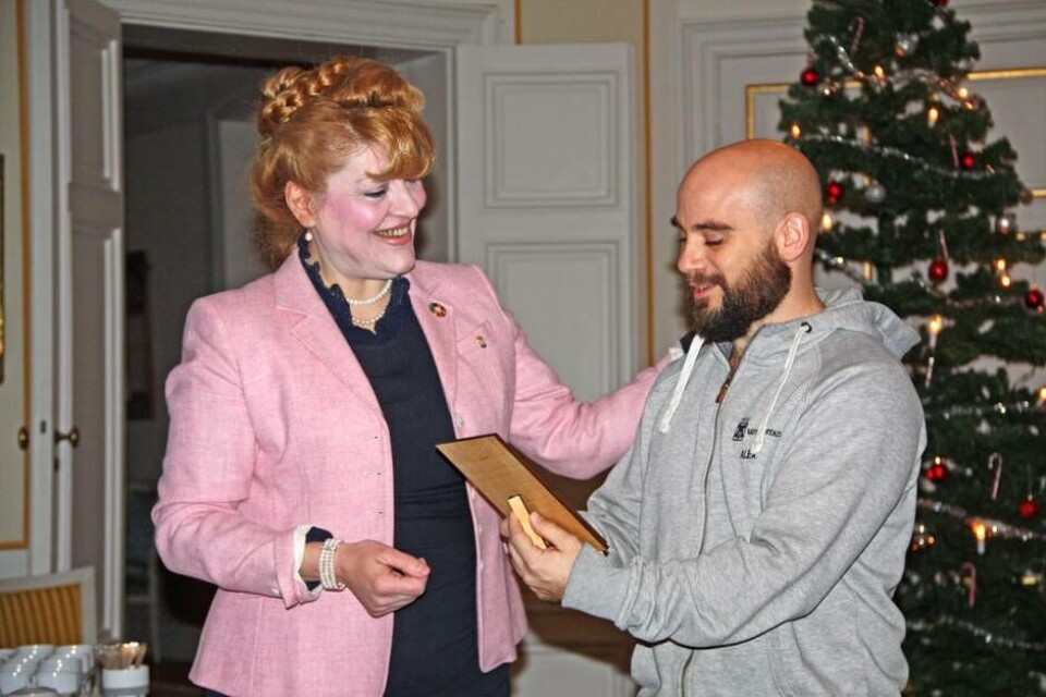 Landshövding Minoo Akhtarzand delade ut priset till Alexander Markianos som är avdelningschef på Viksängs fritidsgård i Västerås. Foto: Sofie Tejre×1 / 3Visa bildtextBild 1 av 3