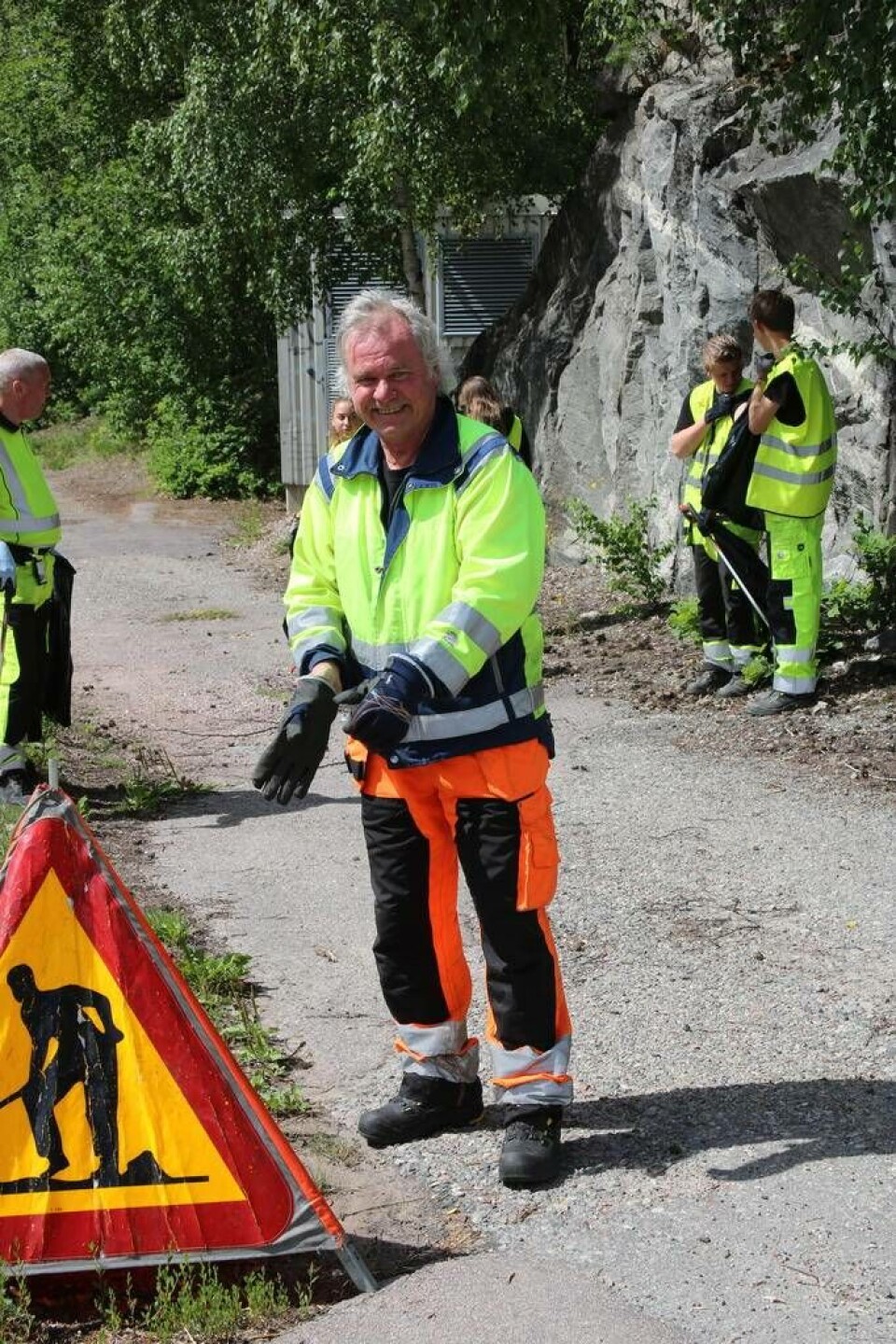 Arbetsledare Anders Eriksson varnar kommande bilar för att städning pågår. Foto: Helena Andersson