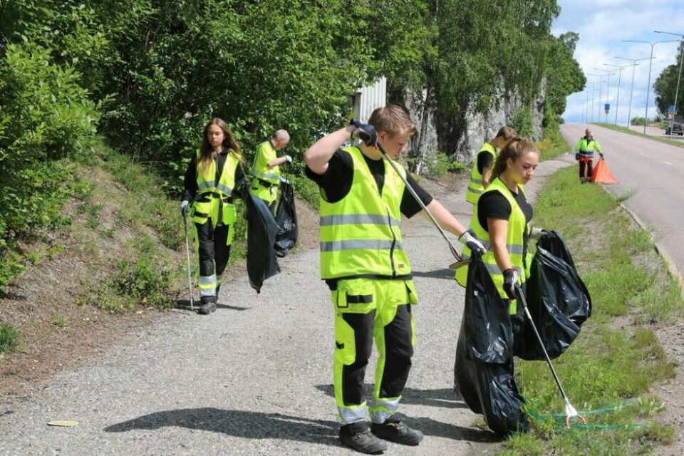 Gänget i full färd med att städa Råbyleden. Foto: Helena Andersson