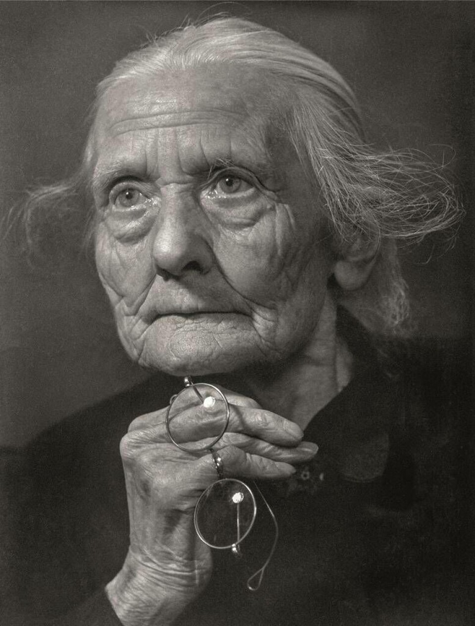 Tant Sofi. Porträttet på Tant Sofi är taget av Kjell Wijgård 1944. Med porträttet deltog Kjell i en fotoutställning i New York. Foto: Kjell WijgårdOkända flickor. Bilden är tagen av Emil Wijgård runt år 1915. Det är okänt vilka flickorna på bilden är och var det är taget. Foto: Emil Wijgård