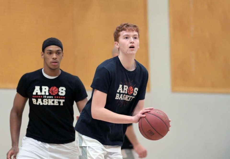 De två Arosfostrade spelarna Daniel Tshikupe och William Challans fick debutera i Basketettan. Foto: BJARNEFELDT PHOTOGRAPHY