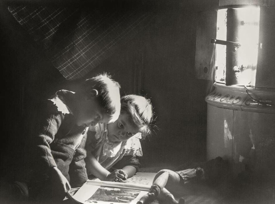 Sagoläsning. På bilden läser Kjell Wijgård sagor tillsammans med en kamrat år 1919, fotat av Emil Wijgård. Foto: Emil Wijgård