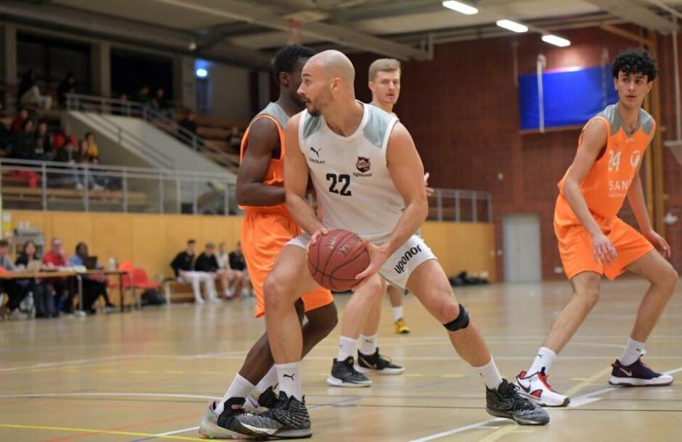 Simon Wahlberg bidrog bland annat med tolv poäng när Aros Basket tog en ny seger, den femte raka, i Basketettan. Foto: BJARNEFELDT PHOTOGRAPHY
