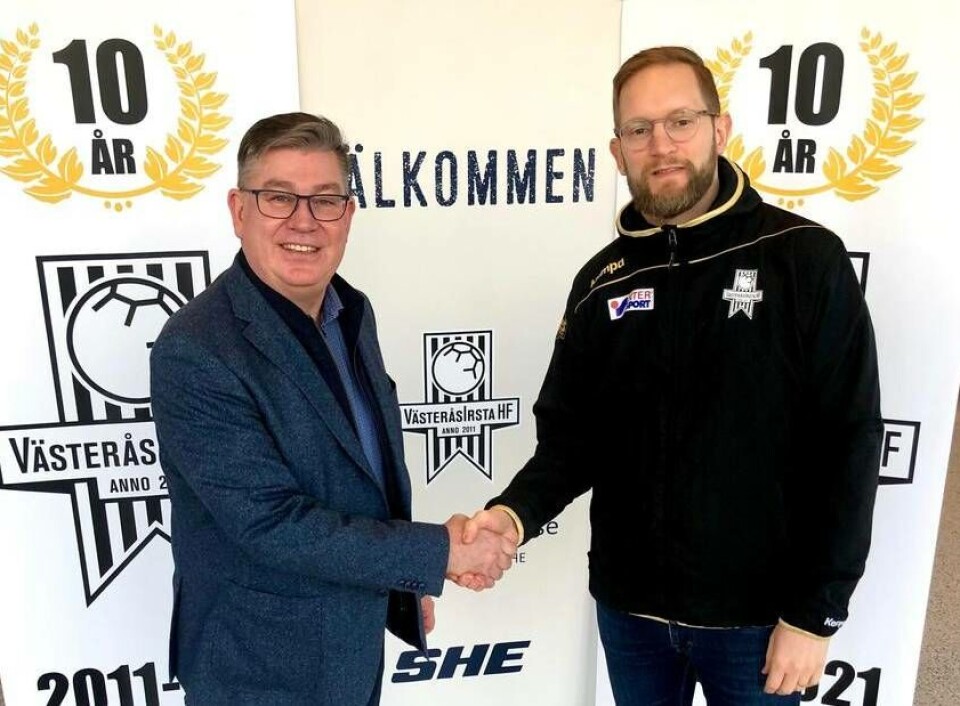 VästeråsIrstas vice ordförande Roger Karlsson skakar hand med damtränaren Frenne Båverud om det nya kontraktet på två år. Foto: Jennifer Fink