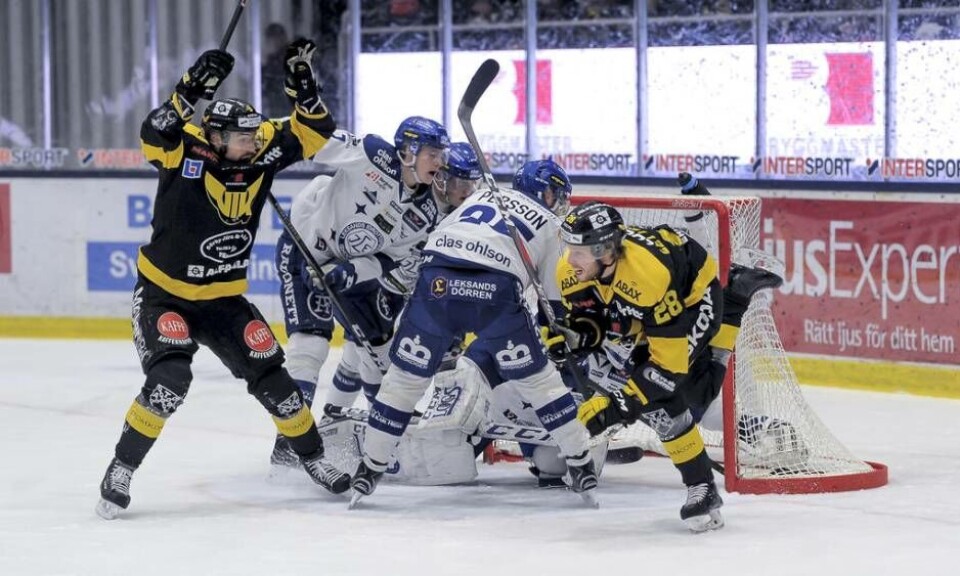 Lukas Zetterberg har precis gjort 1–0 för VIK Foto: Stefan Lindgren×1 / 3Visa bildtextBild 1 av 3