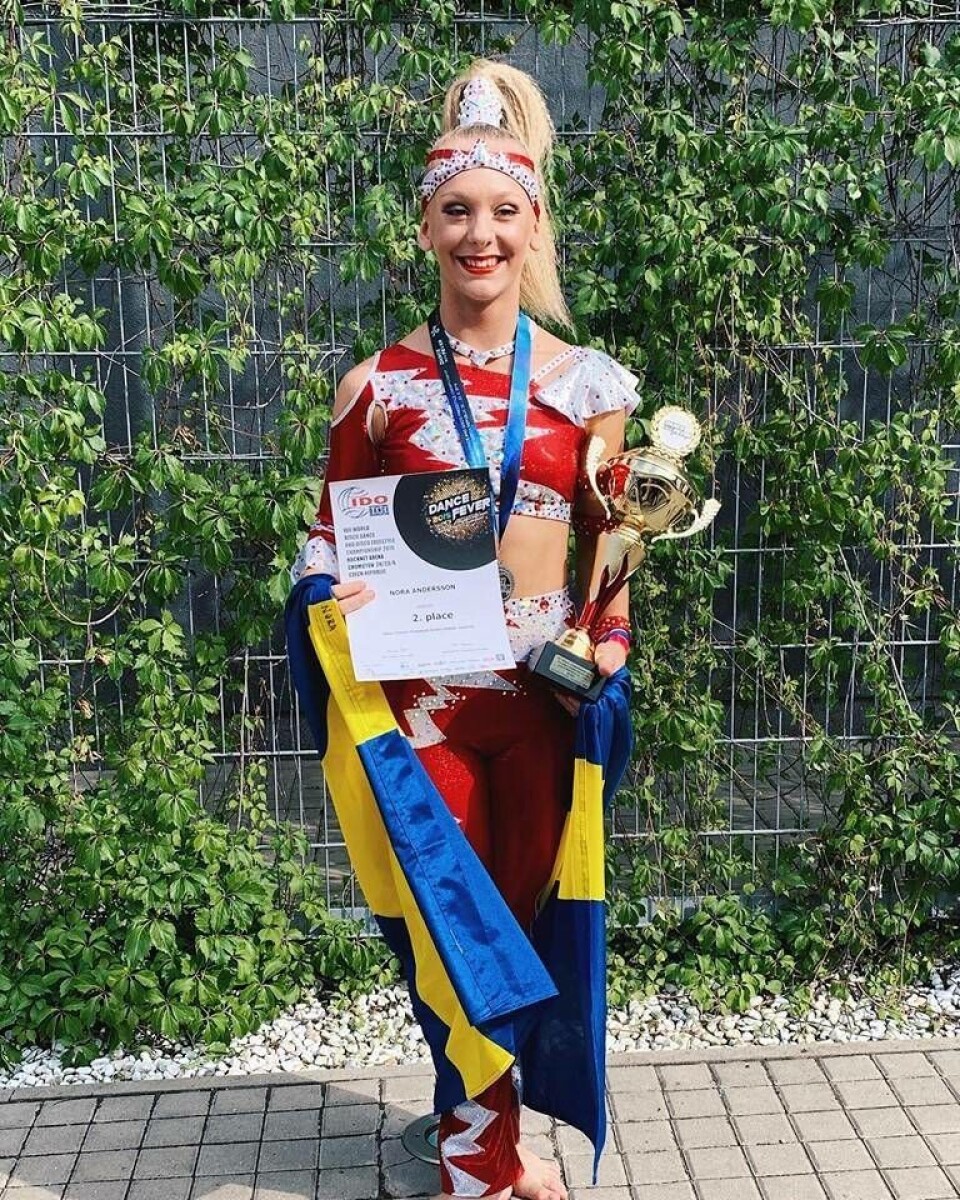 En glad Nora Andersson efter sitt VM silver i disco freestyle. Foto: Privat