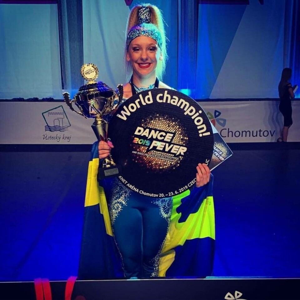 Världsmästare Nora Andersson med sin guldpokal i Disco solo female juniorer. Foto: Privat