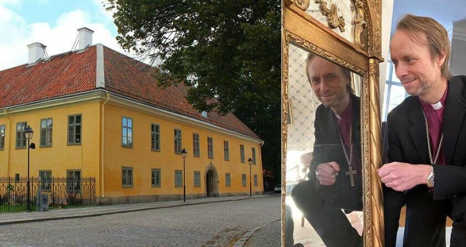Biskop Mikael Mogren säljer spegeln från 1800-talet som han tog med sig när han flyttade in i Biskopsgården i Västerås.