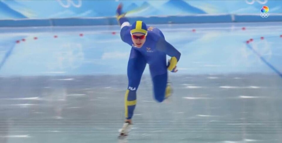 Nils van der Poel har slagit ner som en bomb i skridskovärlden det senaste året. Nu är han olympisk mästare på 5 000 meter. Här ses han under guldloppet. Foto: Discovery+