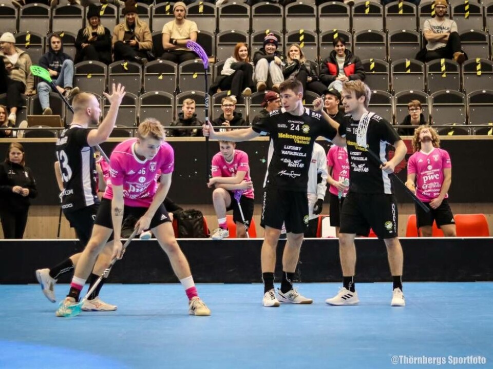 Serieledare. Skälbytrion Max Molander, Jonatan Strömberg och Emil Eriksson jublar efter ett av de nio målen i seriefinalen mot IBF Falun Utveckling i fredags. Skälby toppar division 1-serien. Foto: Thörnbergs Sportfoto