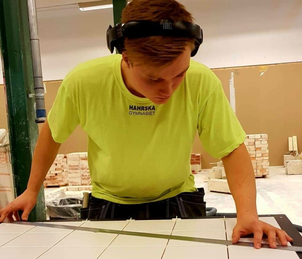 Hoppas sätta motståndarna på plat(t)s. Filip Sandgren tävlar i klassen plattsättning på yrkes-SM som inleds i morgon i Uppsala. Foto: Privat