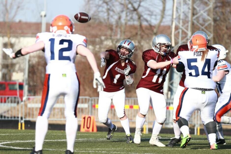 Quarterbacken Sara Göranzon (nr 1) låg bakom Västerås Roedeers enda touchdown mot Stockholm Mean Machines. Bilden är från hemmapremiären mot Copenhagen Tomahawks förra helgen. Foto: Tomas Lindgren