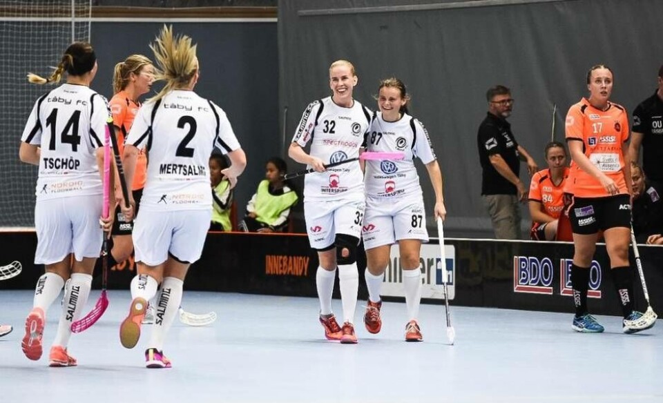 Julia Croneld gratuleras av kamraterna i förstafemman efter ett av sina mål mot Rönnby. Foto: Stefan Lindgren×1 / 11Visa bildtextBild 1 av 11