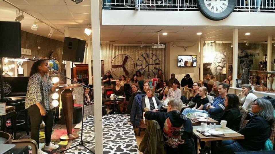 Fullt på Global. Inför en stor publik på Global Living vann Hawa Gouro vårens poetry slam-upplaga. Foto: Michael MacIsaac