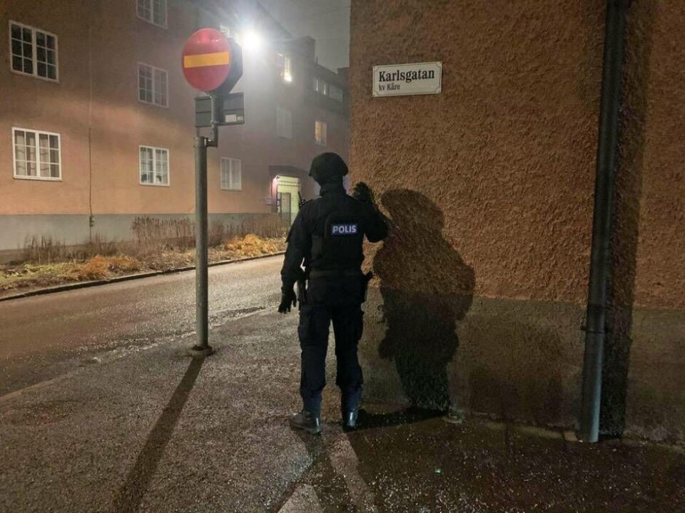 Polisen på plats i centrala Västerås, här på Karlsgatan har polisen en insats. Foto: Jonas Edberg