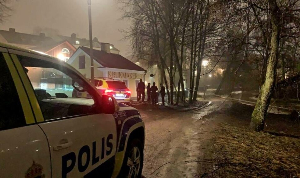Polisen har spärrat av ett område mellan Domkyrkan och Svartån. Foto: Jonas Edberg