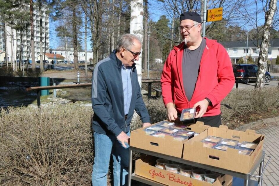 Jan-Olof Jakobsson från Björskogens pensionärsförening tar emot maten Växhusets Mårten Karlsson levererar. Foto: Helena Andersson
