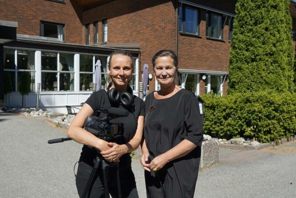 Filmaren Mia Björkström och hotellägaren Lena Oderstad Andersson, utanför Ramnäs hotell & konferens. Foto: Privat