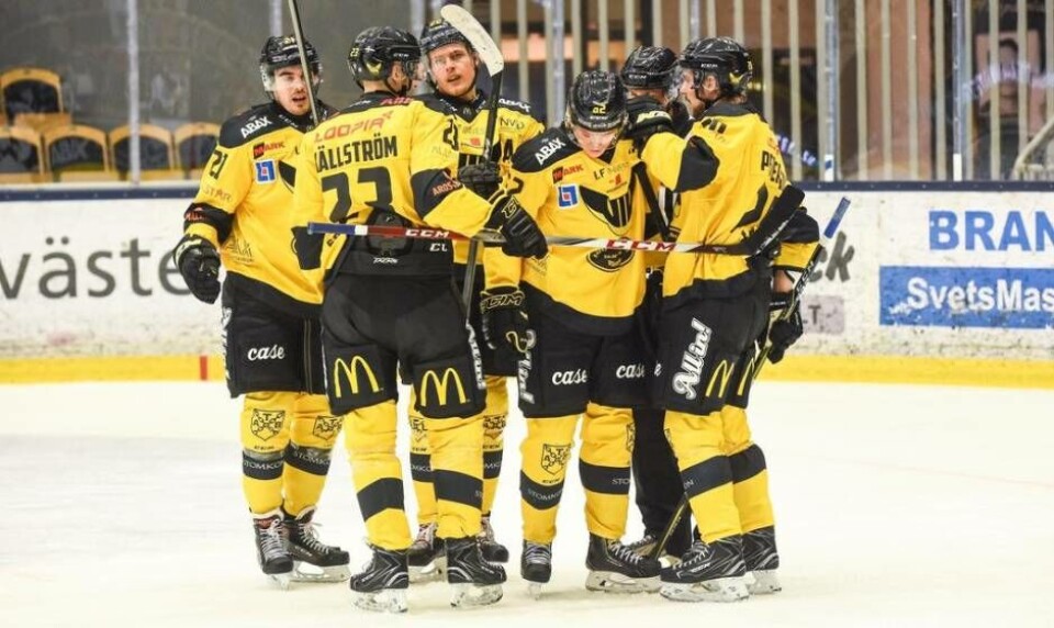 VIK-spelarna fick till slut jubla. Men det krävdes straffar för att vinna matchen mot bottenlaget Forshaga. Foto: Stefan Lindgren