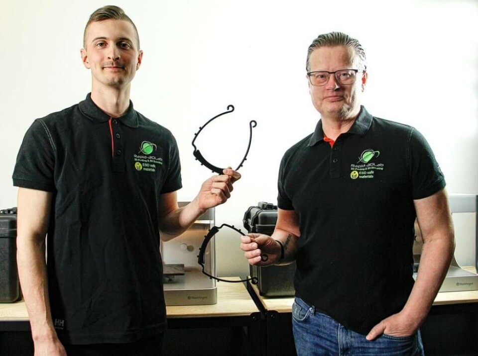 Jens Stonelöf och Tomas Hemström från Rapid-3DLab AB med prototyperna till visirhållarna som de nu är redo att börja serietillverka för att donera till Region Västmanland. Foto: Rapid-3DLab