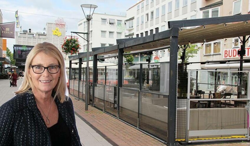 Elisabeth Unell (M) vill att företagen ska få mer hjälp för att överleva coronarestriktionerna. Bland annat vill hon att avgifterna för uteserveringar tas bort igen.