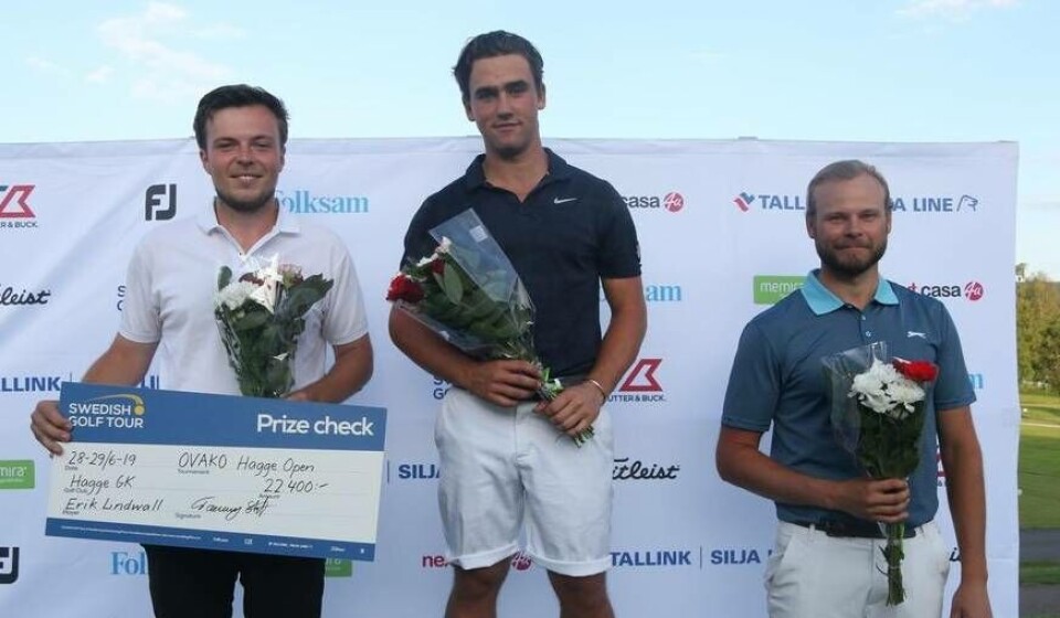 Tvåan i herrtävlingen Erik Lindvall, vinnaren Adam Guedra från Västerås och trean Jonas Gullberg. Foto: Swedish Golf Tour