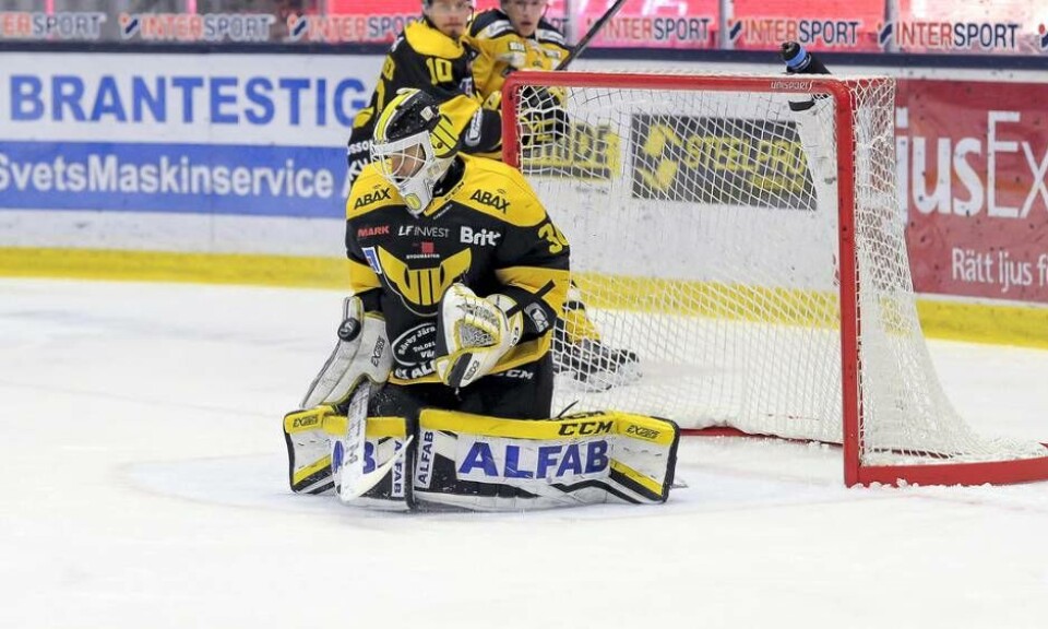 Samuel Ersson motar ett av de 29 skotten som han fick emot sig i matchen mot Södertälje. Foto: Stefan Lindgren